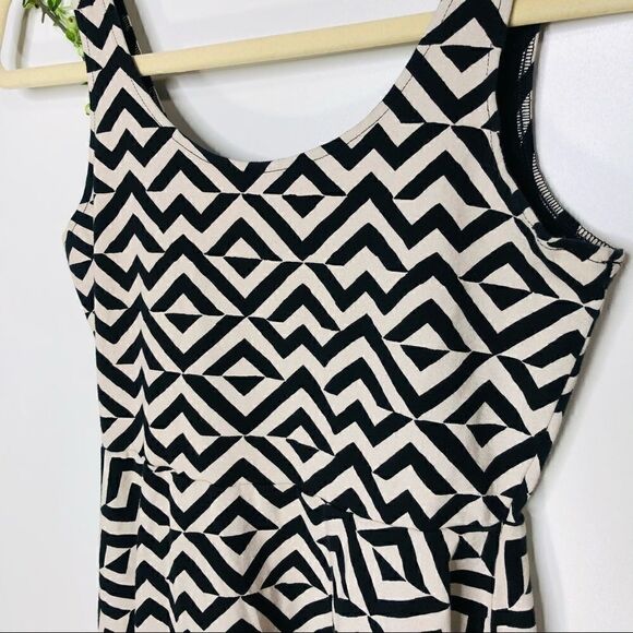 PINK VS Black Cream Chevron Triangle Skater Dress - Picture 3 of 7
